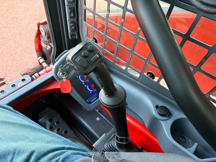 kubota-ssv75-image-26