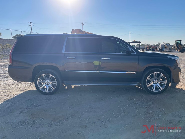 2015-cadillac-escalade-image-2