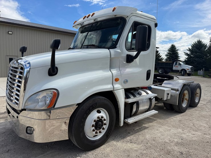 #1607-•-2015-freightliner-cascadia-day-cab-truck-tractor-image-1