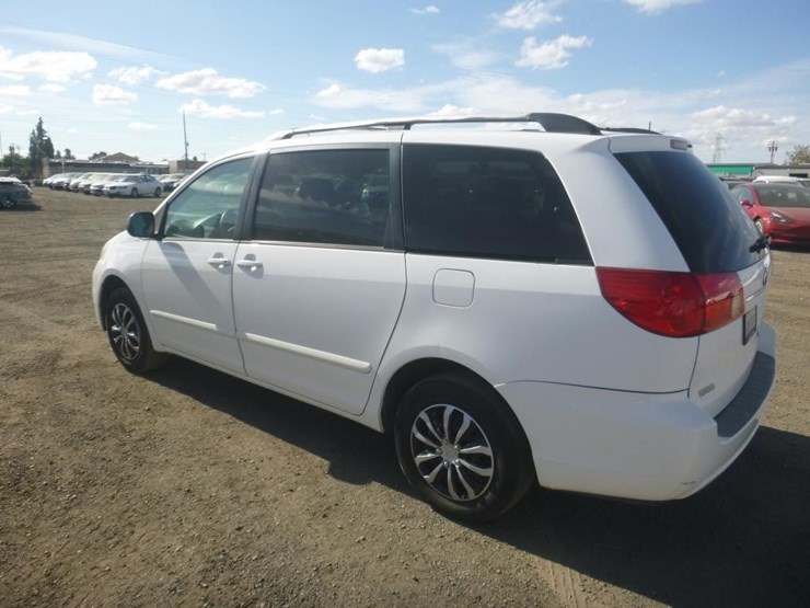 2008-toyota-sienna-image-4