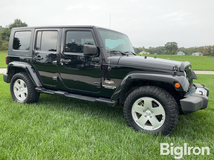 2010-jeep-wrangler-unlimited-sahara-image-3