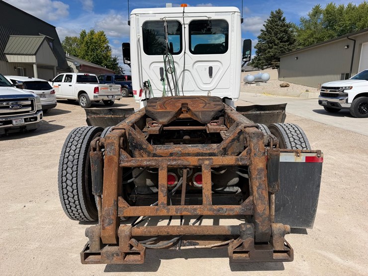 #1608-•-2019-freightliner-cascadia-single-axle-day-cab-image-4