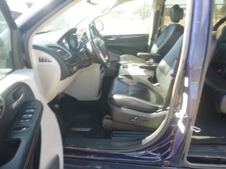 2014-chrysler-town-&-country-image-8