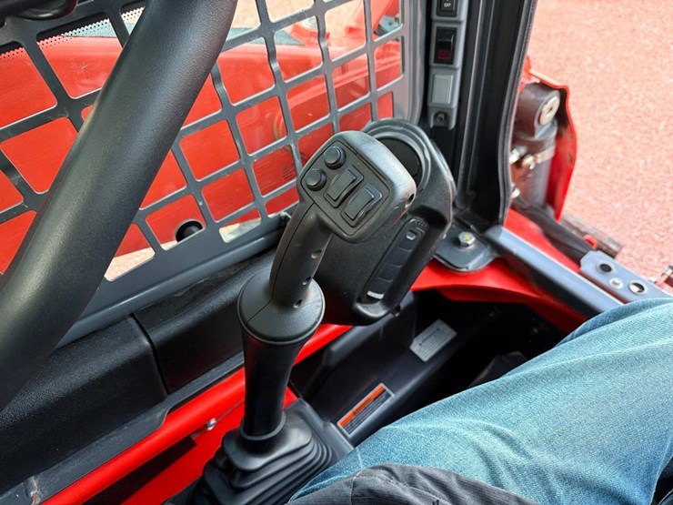 kubota-ssv75-image-27