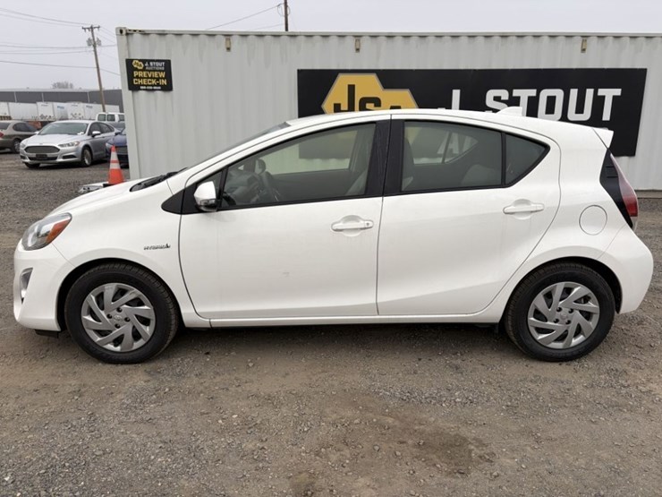 2015-toyota-prius-c-hybrid-hatchback-image-7
