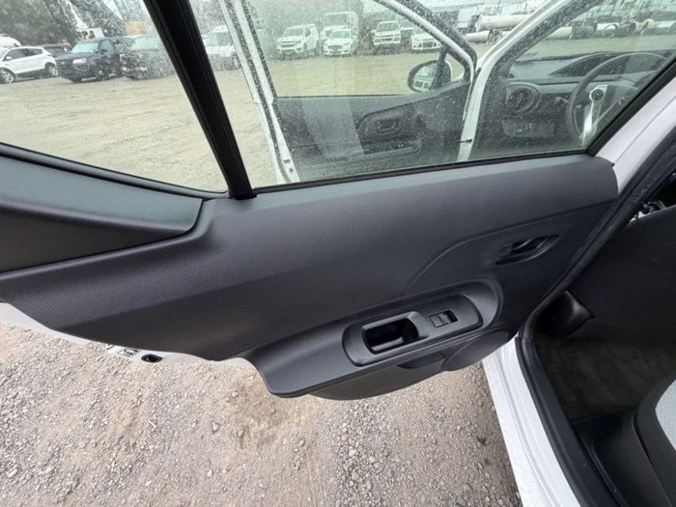 2015-toyota-prius-c-hybrid-hatchback-image-21