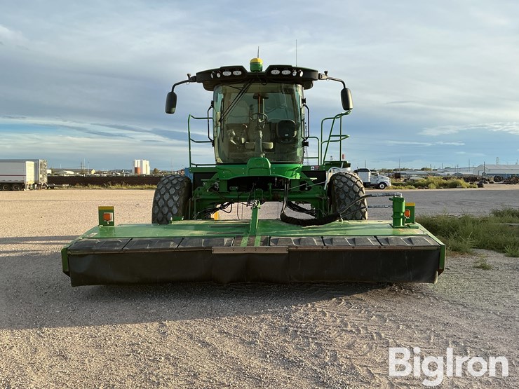 2021-john-deere-w235-image-2