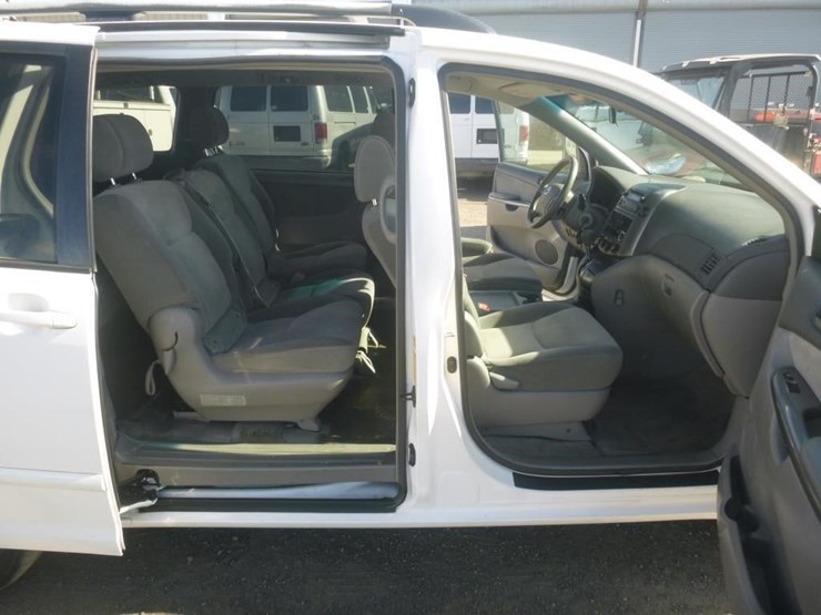 2008-toyota-sienna-image-9