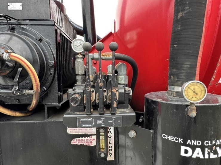 2011-peterbilt-365-image-19