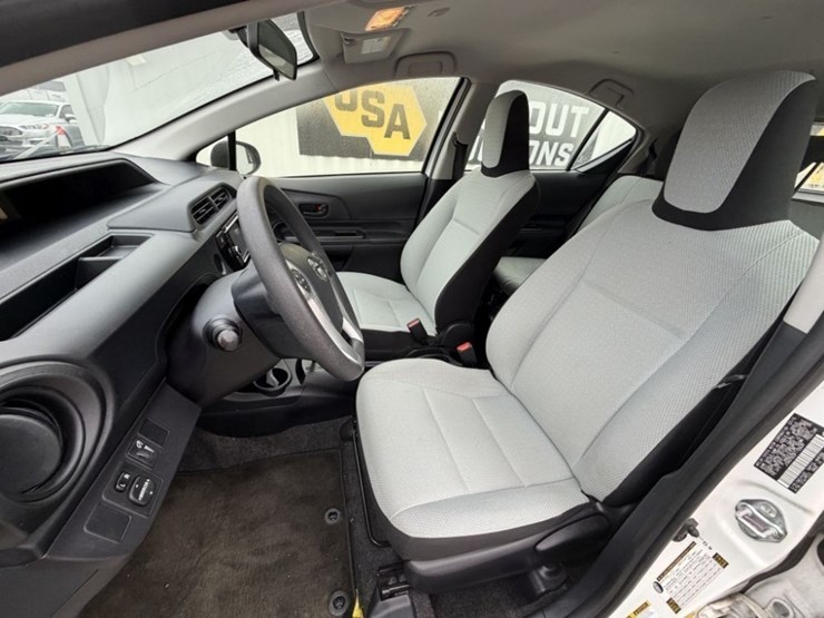 2015-toyota-prius-c-hybrid-hatchback-image-23
