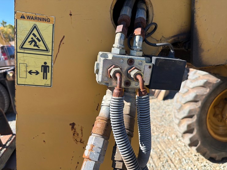 caterpillar-th360b-image-13