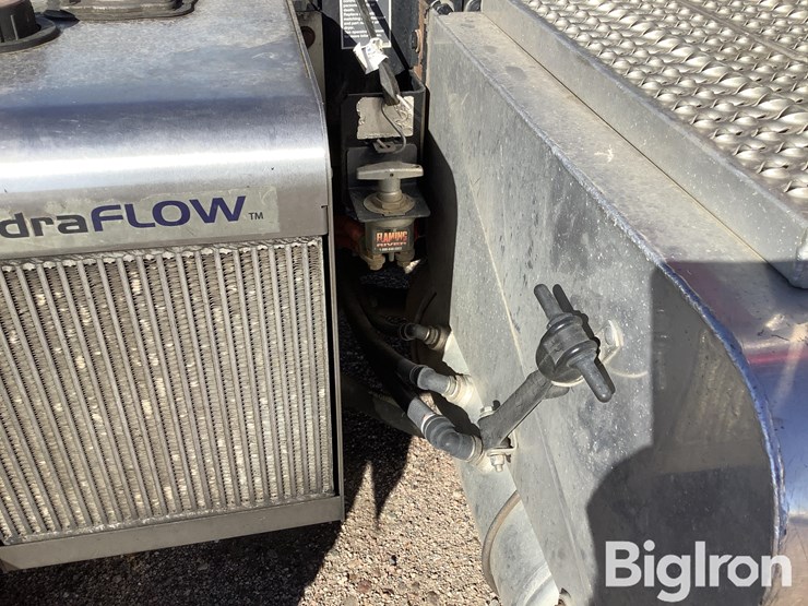 2015-peterbilt-567-image-18