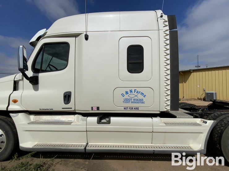 2010-freightliner-cascadia-125-image-15