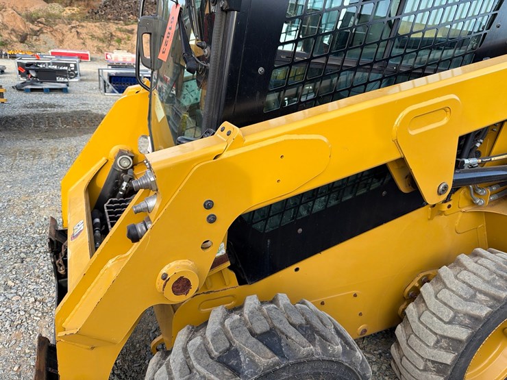 2023-caterpillar-226d3-image-17