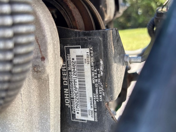 2021-john-deere-220-image-6