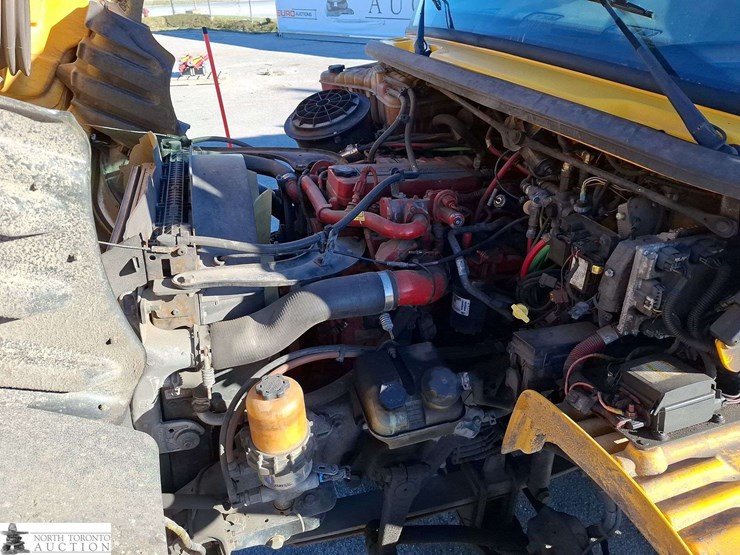 2018-freightliner-m2-106-image-9