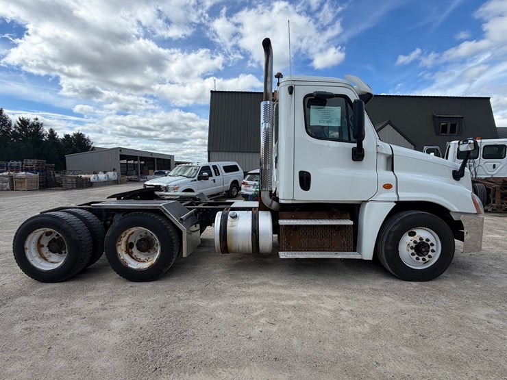 #1607-•-2015-freightliner-cascadia-day-cab-truck-tractor-image-6