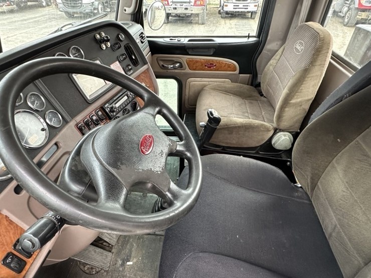 2011-peterbilt-365-image-23