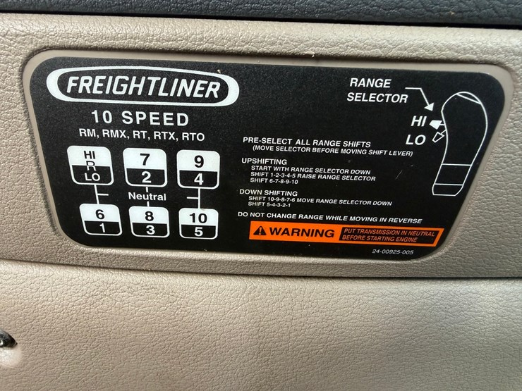 #1607-•-2015-freightliner-cascadia-day-cab-truck-tractor-image-33