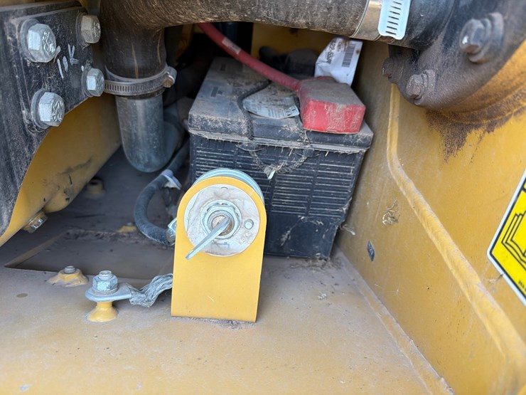 2023-caterpillar-226d3-image-53