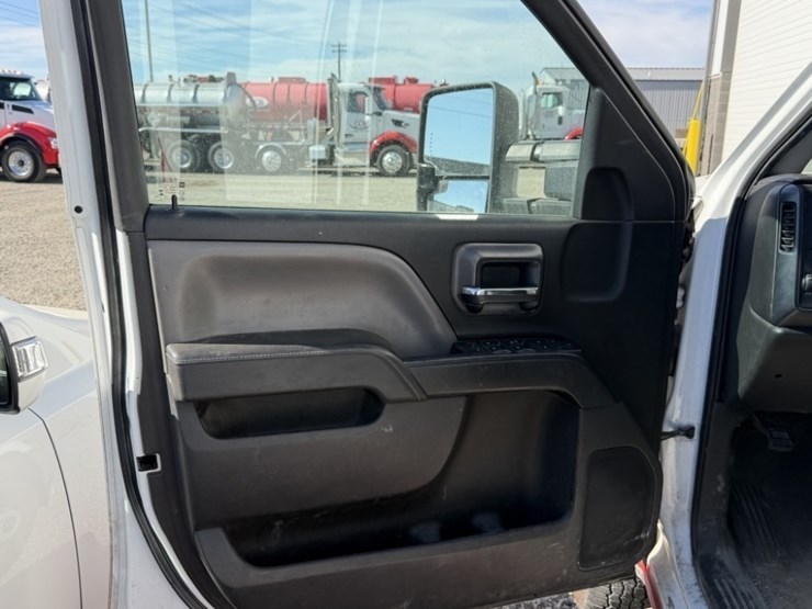2015-chevrolet-silverado-3500-image-25