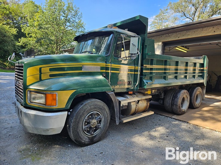1996-mack-ch613-image-1