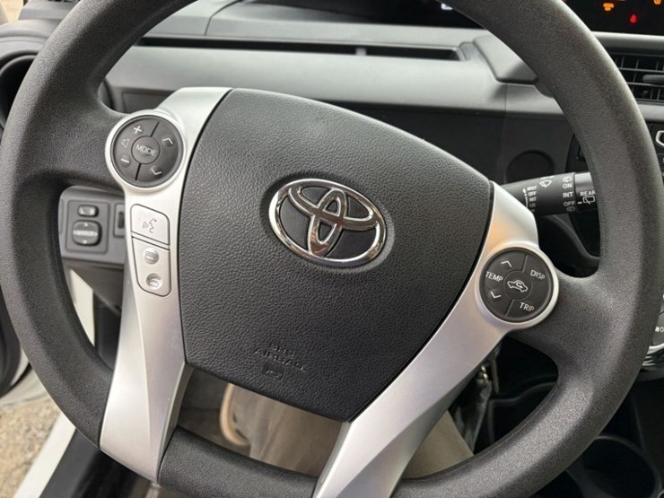 2015-toyota-prius-c-hybrid-hatchback-image-27