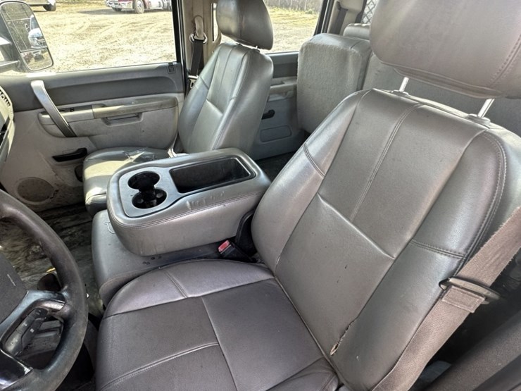 2013-chevrolet-silverado-3500-image-22
