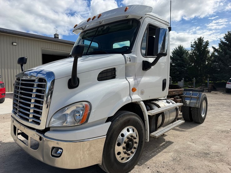 #1608-•-2019-freightliner-cascadia-single-axle-day-cab-image-1