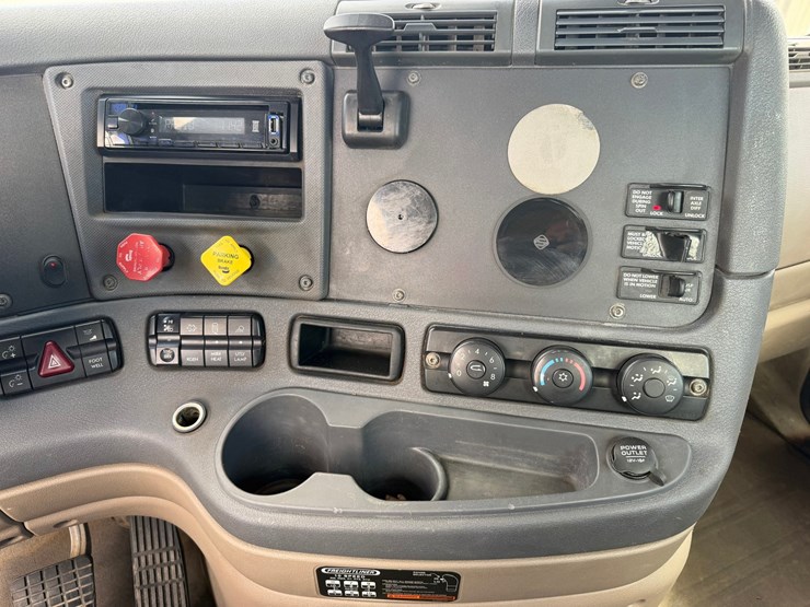 #1607-•-2015-freightliner-cascadia-day-cab-truck-tractor-image-34