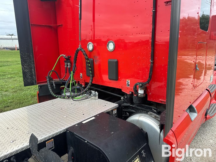 2021-peterbilt-579-image-16