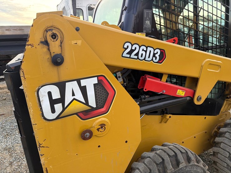 2023-caterpillar-226d3-image-29