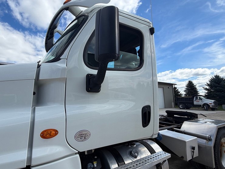 #1607-•-2015-freightliner-cascadia-day-cab-truck-tractor-image-12