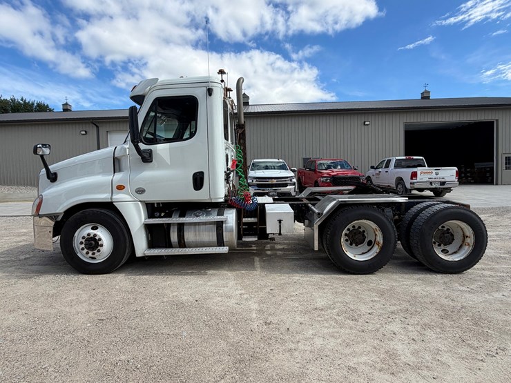 #1607-•-2015-freightliner-cascadia-day-cab-truck-tractor-image-2