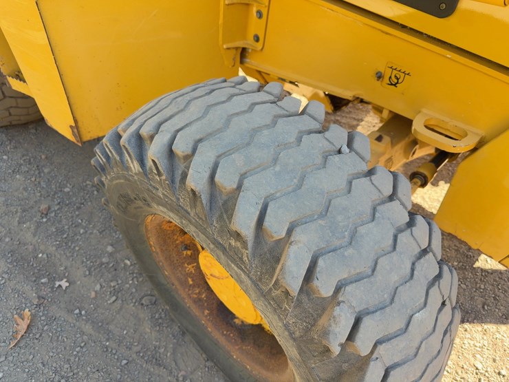 2011-deere-410j-image-13