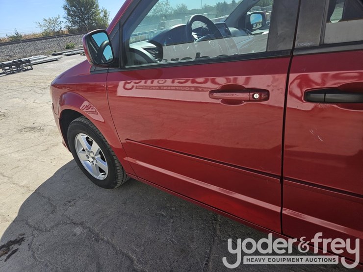 2012-dodge-grand-caravan-image-15