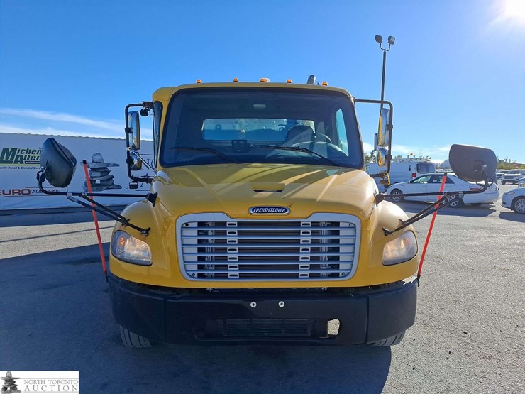 2018-freightliner-m2-106-image-2