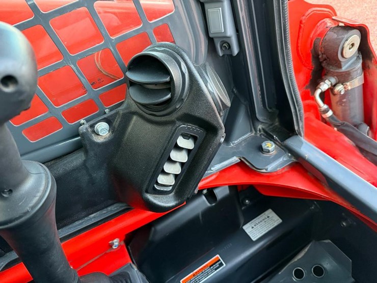kubota-ssv75-image-32