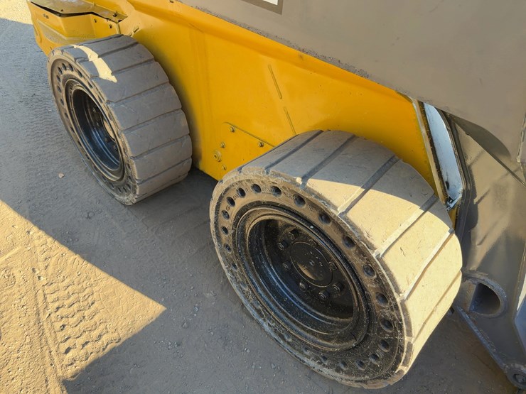 2014-deere-320e-image-11