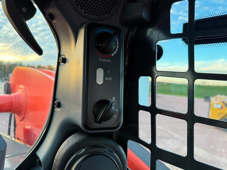 kubota-ssv75-image-34