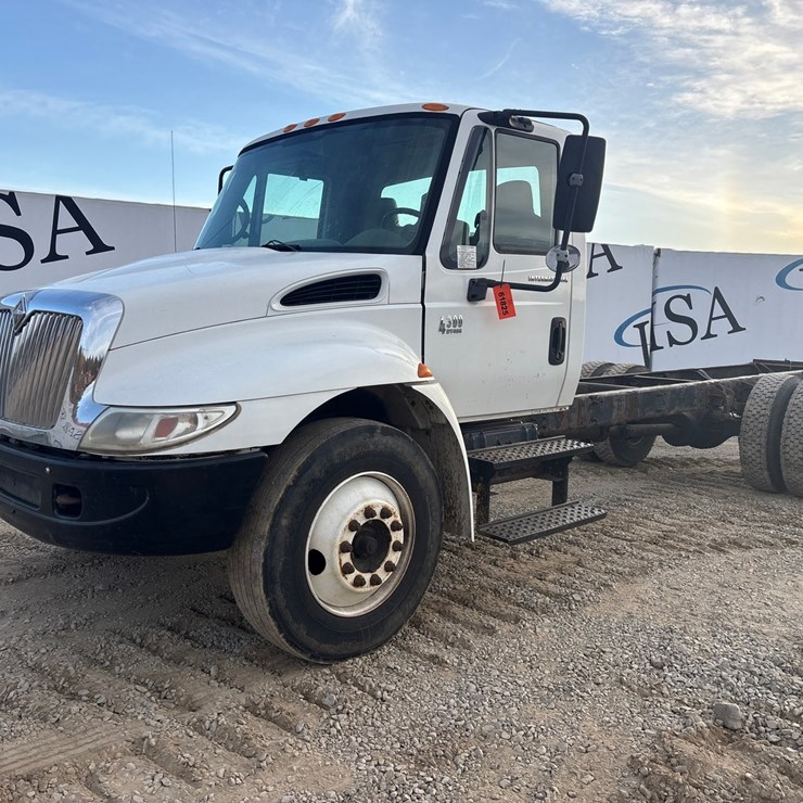 2002 INTERNATIONAL 4300 SBA