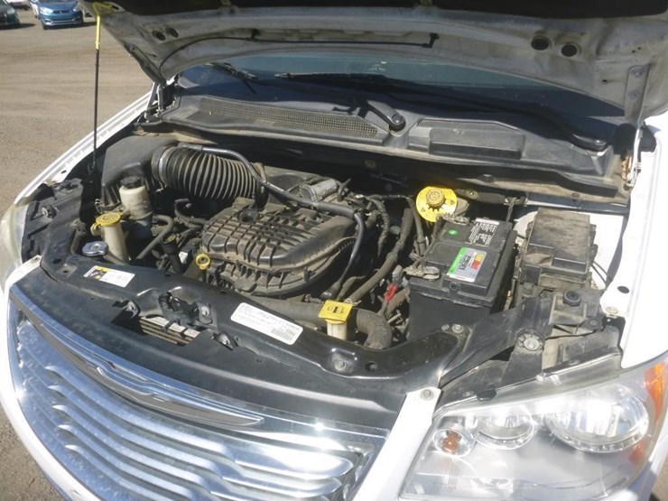 2016-chrysler-town-&-country-image-14
