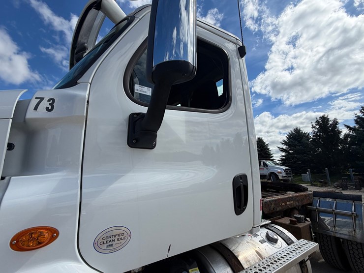 #1608-•-2019-freightliner-cascadia-single-axle-day-cab-image-12