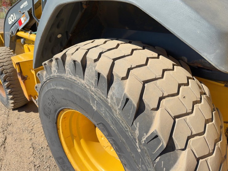 2011-deere-410j-image-15