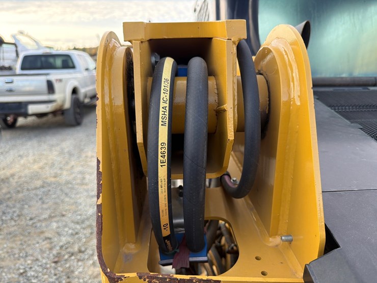 2023-caterpillar-226d3-image-25
