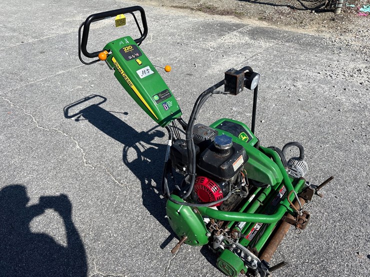 2021-john-deere-220-image-1