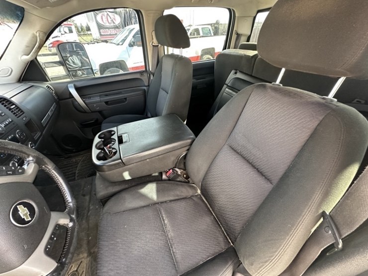 2012-chevrolet-silverado-3500-image-19