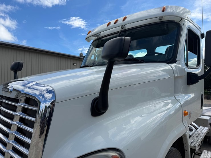 #1607-•-2015-freightliner-cascadia-day-cab-truck-tractor-image-10