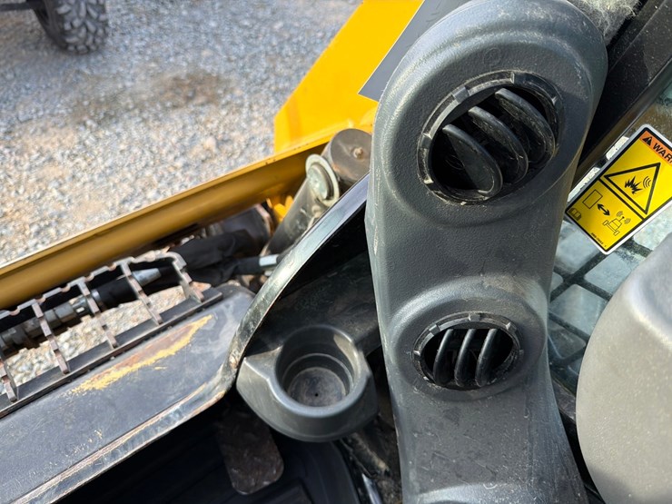 2023-caterpillar-226d3-image-47