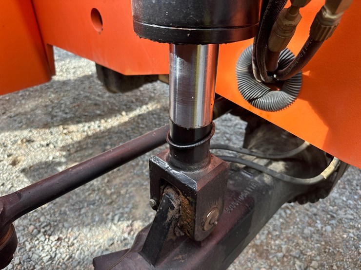 2019-jlg-8042-image-23